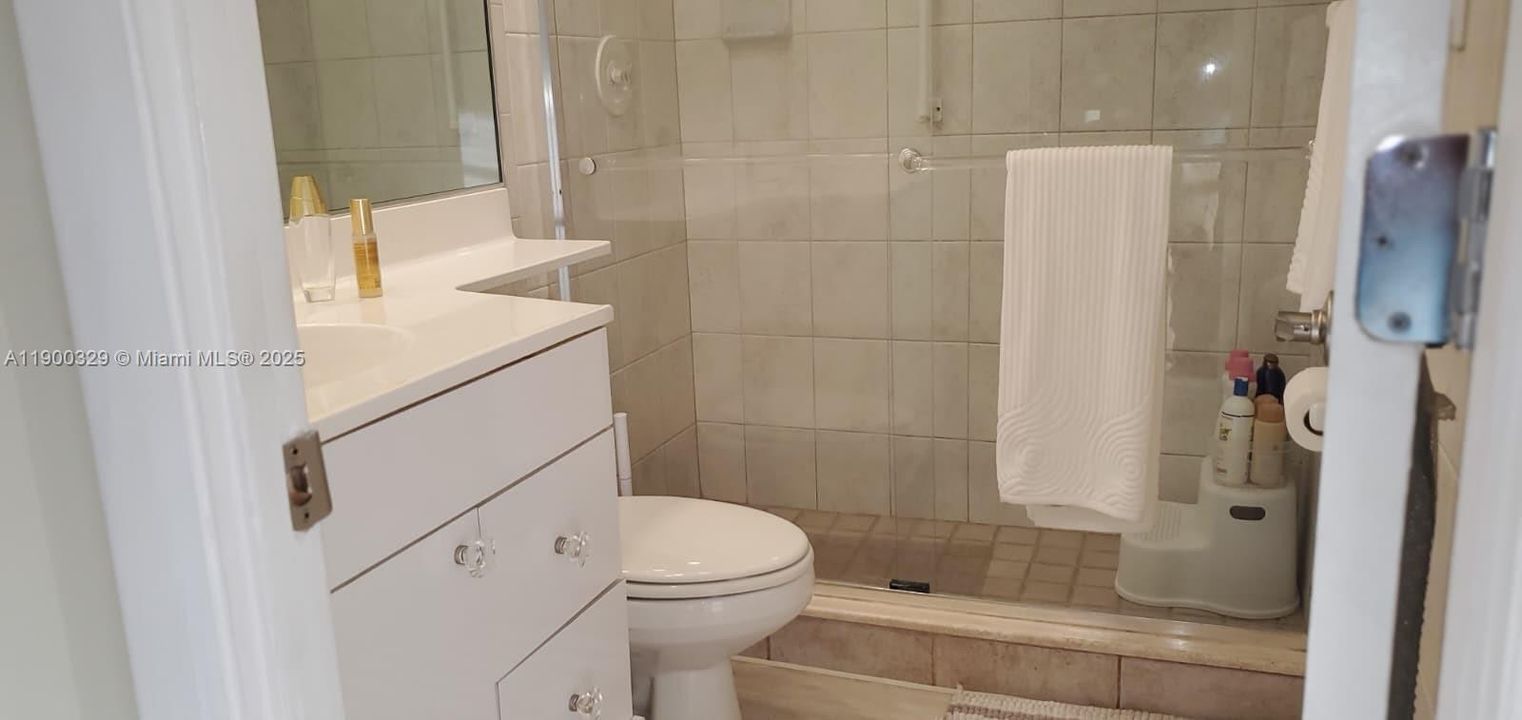 For Rent: $1,700 (1 beds, 1 baths, 690 Square Feet)