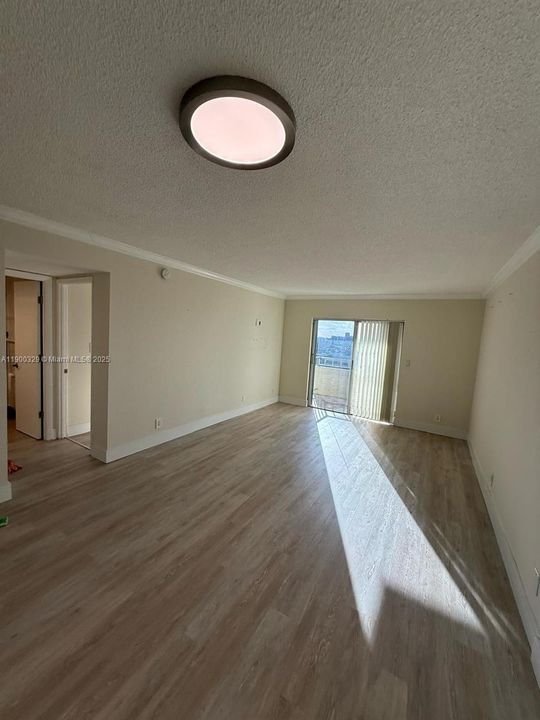 For Rent: $1,700 (1 beds, 1 baths, 690 Square Feet)