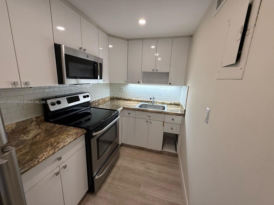 For Rent: $1,700 (1 beds, 1 baths, 690 Square Feet)