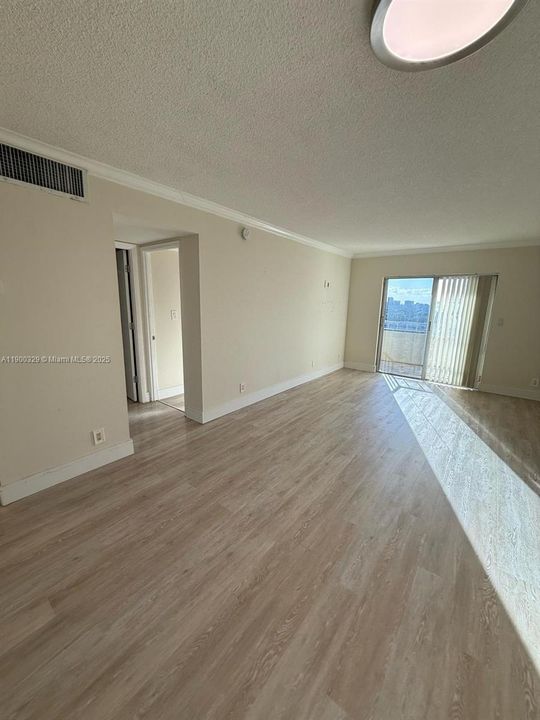 For Rent: $1,700 (1 beds, 1 baths, 690 Square Feet)
