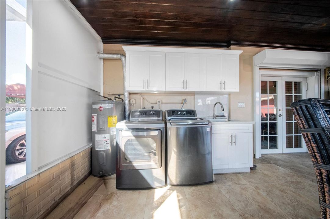 Active With Contract: $579,999 (3 beds, 2 baths, 1240 Square Feet)