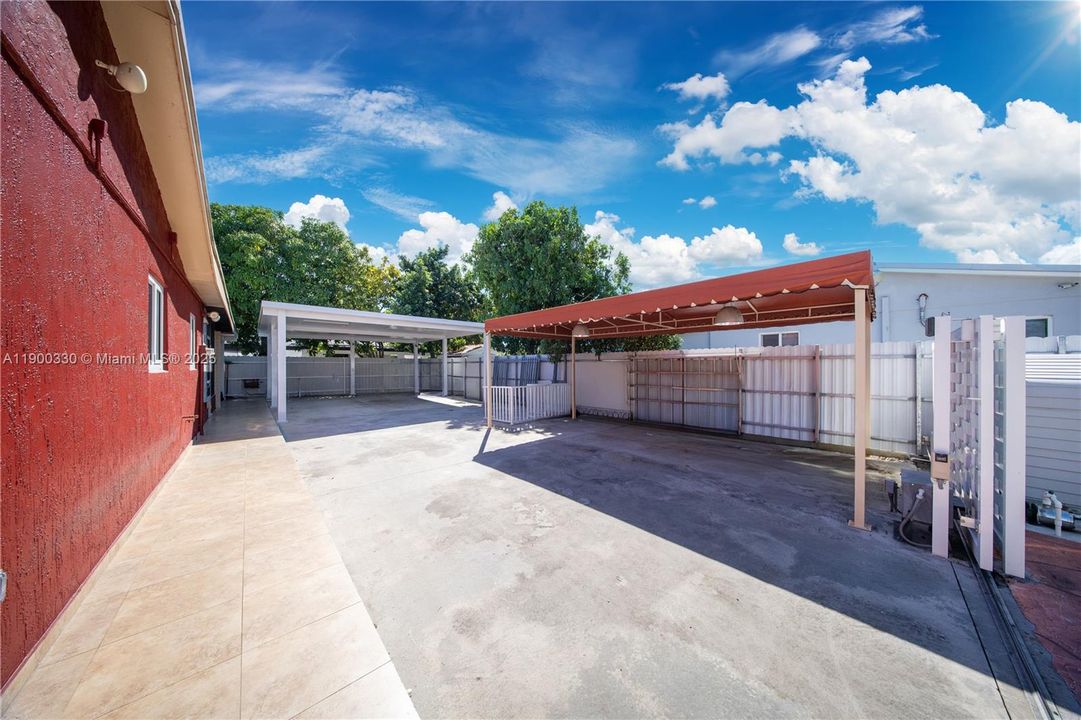 Active With Contract: $579,999 (3 beds, 2 baths, 1240 Square Feet)