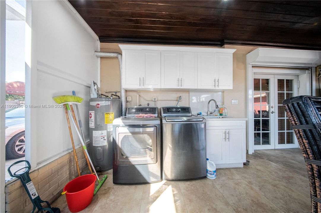 Active With Contract: $579,999 (3 beds, 2 baths, 1240 Square Feet)