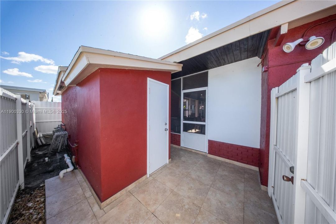 Active With Contract: $579,999 (3 beds, 2 baths, 1240 Square Feet)