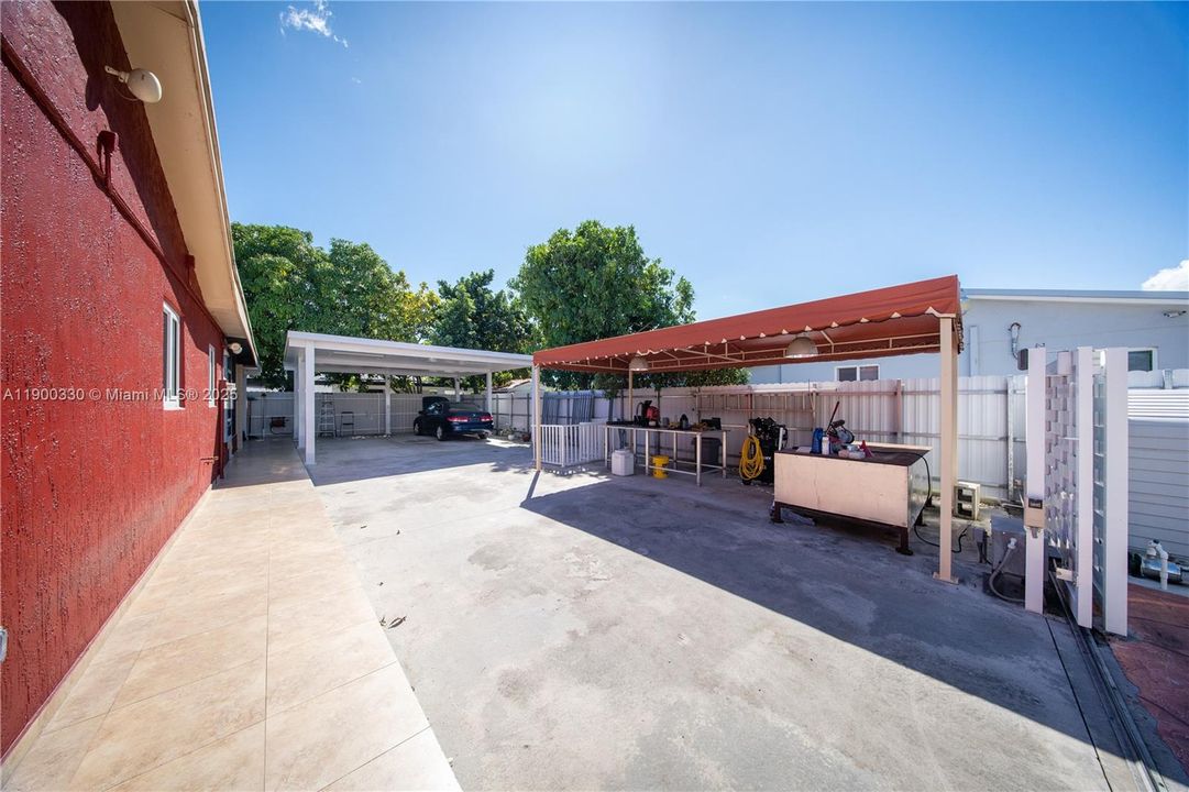 Active With Contract: $579,999 (3 beds, 2 baths, 1240 Square Feet)