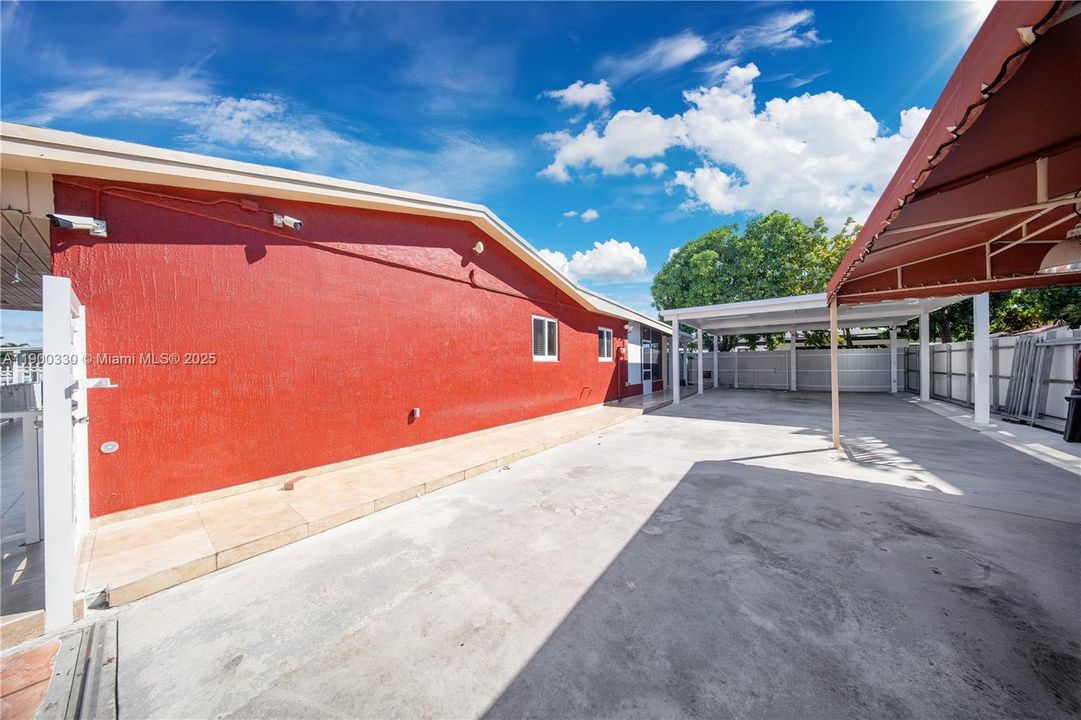 Active With Contract: $579,999 (3 beds, 2 baths, 1240 Square Feet)