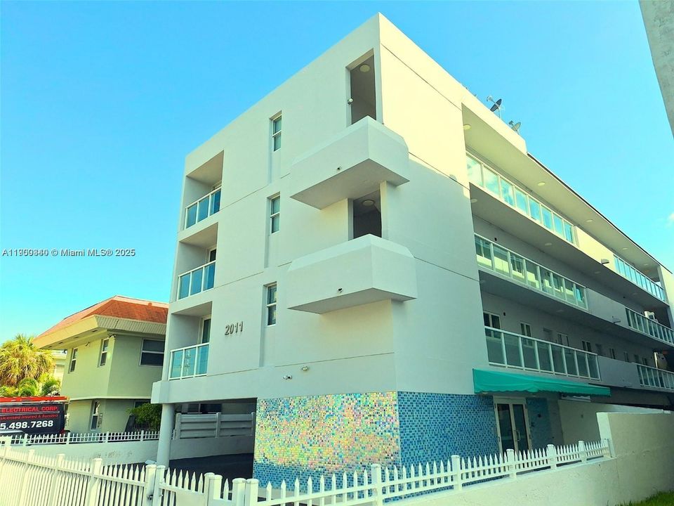 For Rent: $1,975 (1 beds, 1 baths, 750 Square Feet)