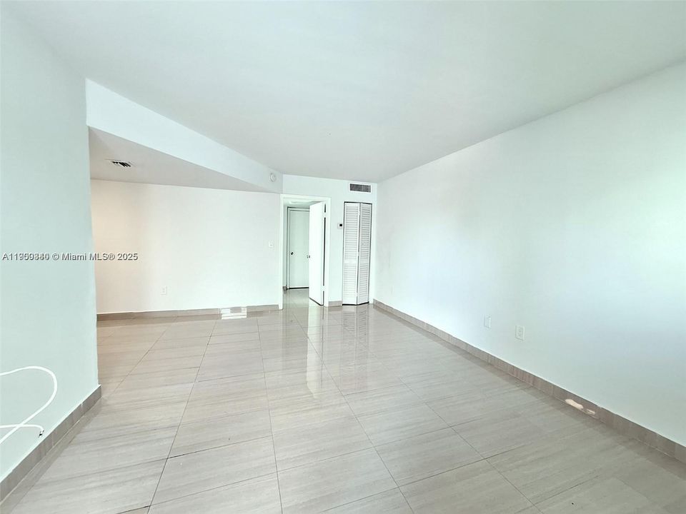 For Rent: $1,975 (1 beds, 1 baths, 750 Square Feet)