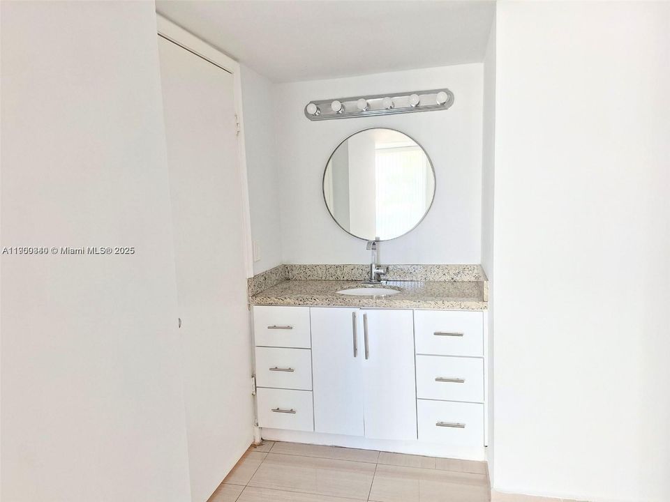 For Rent: $1,975 (1 beds, 1 baths, 750 Square Feet)