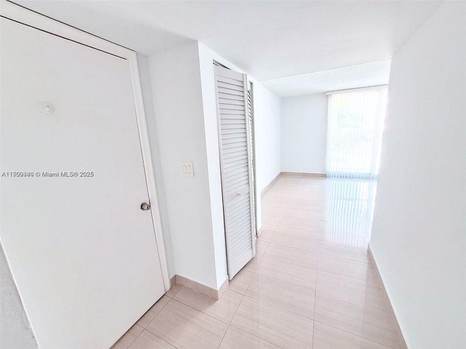 For Rent: $1,975 (1 beds, 1 baths, 750 Square Feet)