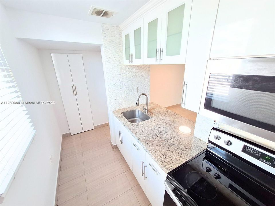 For Rent: $1,975 (1 beds, 1 baths, 750 Square Feet)