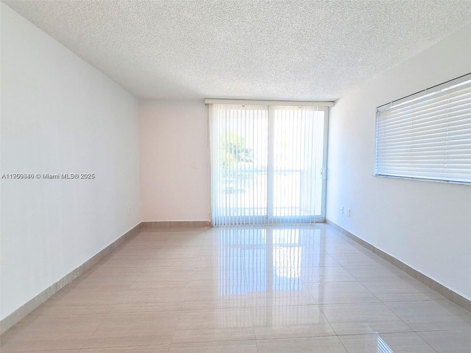 For Rent: $1,975 (1 beds, 1 baths, 750 Square Feet)