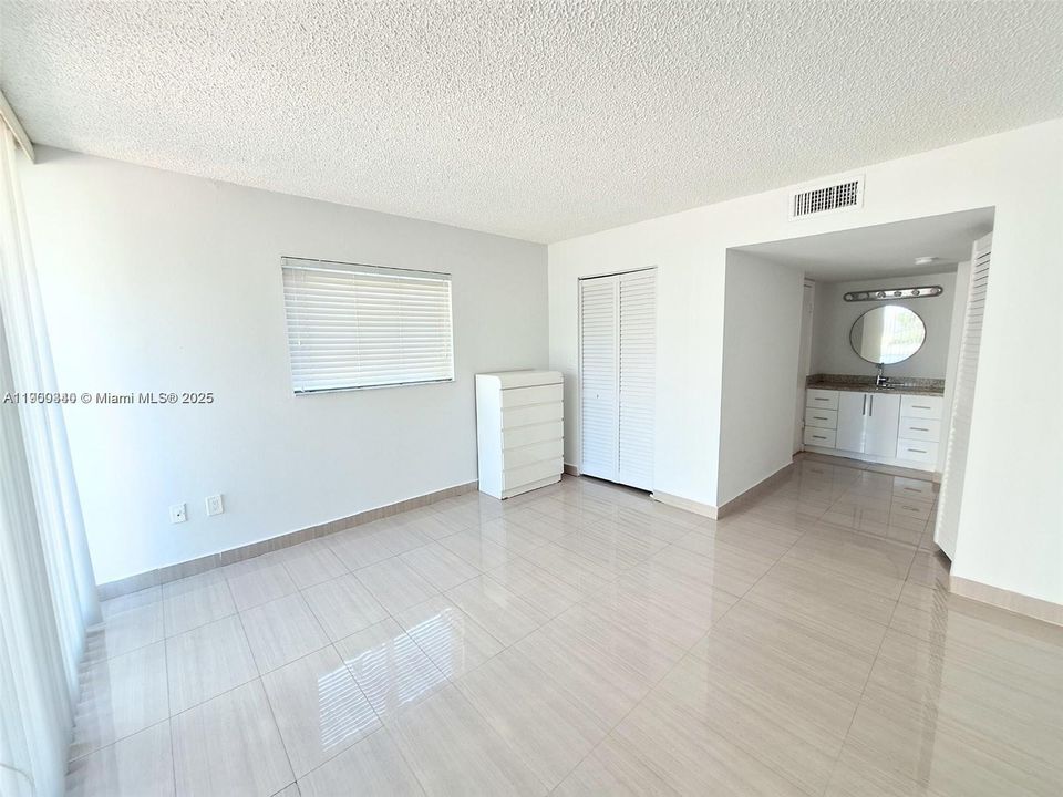 For Rent: $1,975 (1 beds, 1 baths, 750 Square Feet)