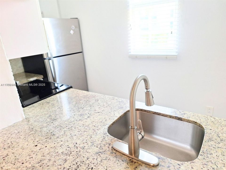 For Rent: $1,975 (1 beds, 1 baths, 750 Square Feet)