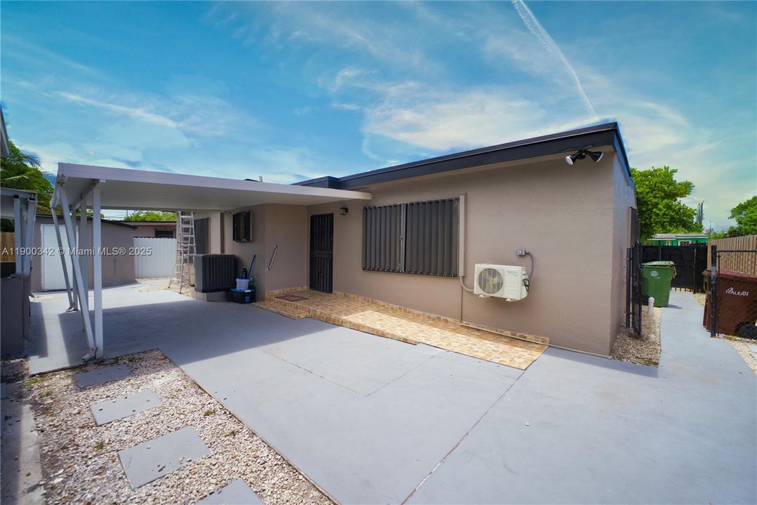 Active With Contract: $2,700 (3 beds, 1 baths, 2361 Square Feet)
