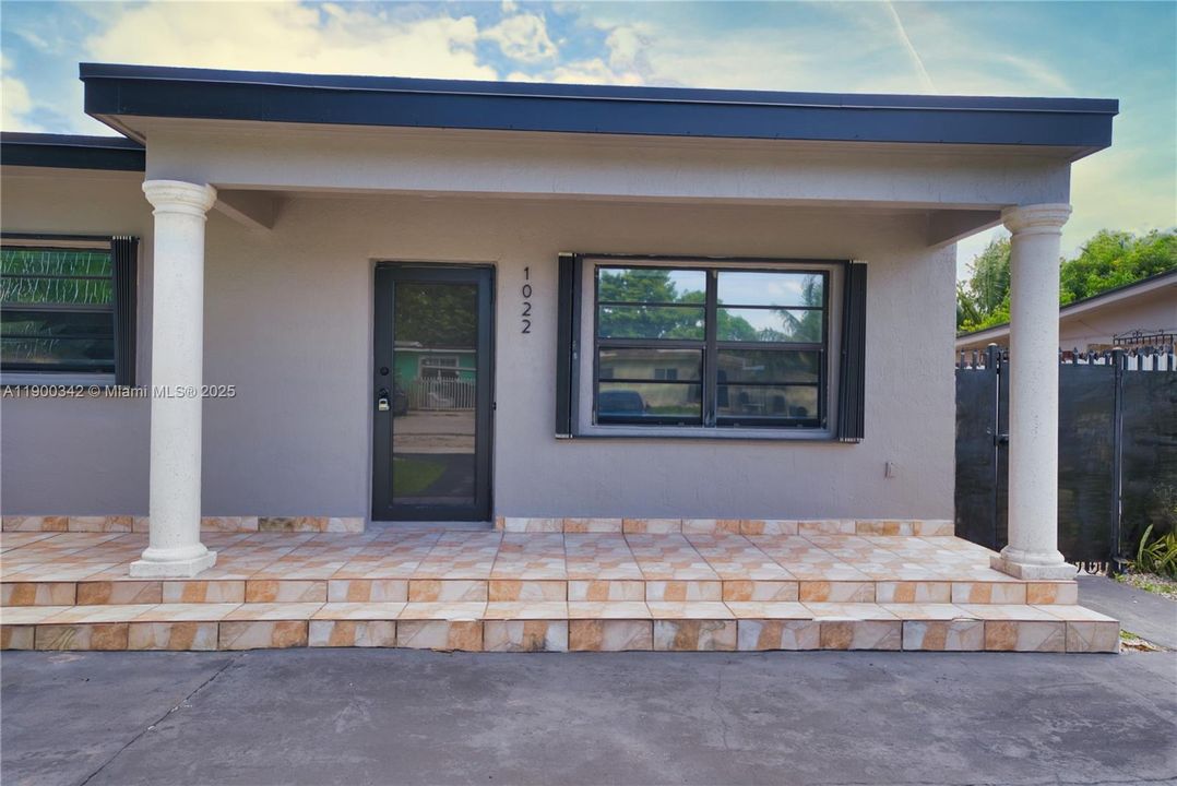 Active With Contract: $2,700 (3 beds, 1 baths, 2361 Square Feet)