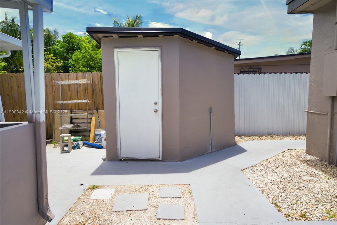 Active With Contract: $2,700 (3 beds, 1 baths, 2361 Square Feet)