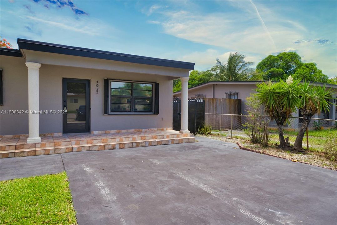 Active With Contract: $2,700 (3 beds, 1 baths, 2361 Square Feet)