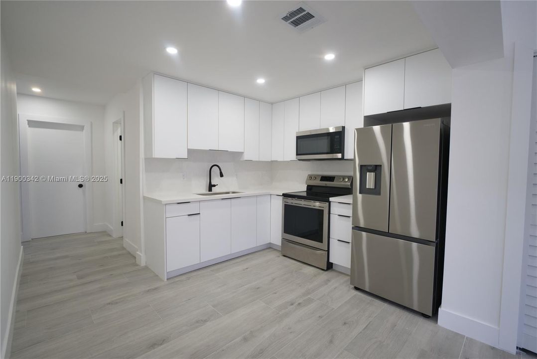 Active With Contract: $2,700 (3 beds, 1 baths, 2361 Square Feet)