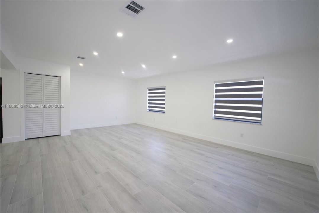 Active With Contract: $2,700 (3 beds, 1 baths, 2361 Square Feet)