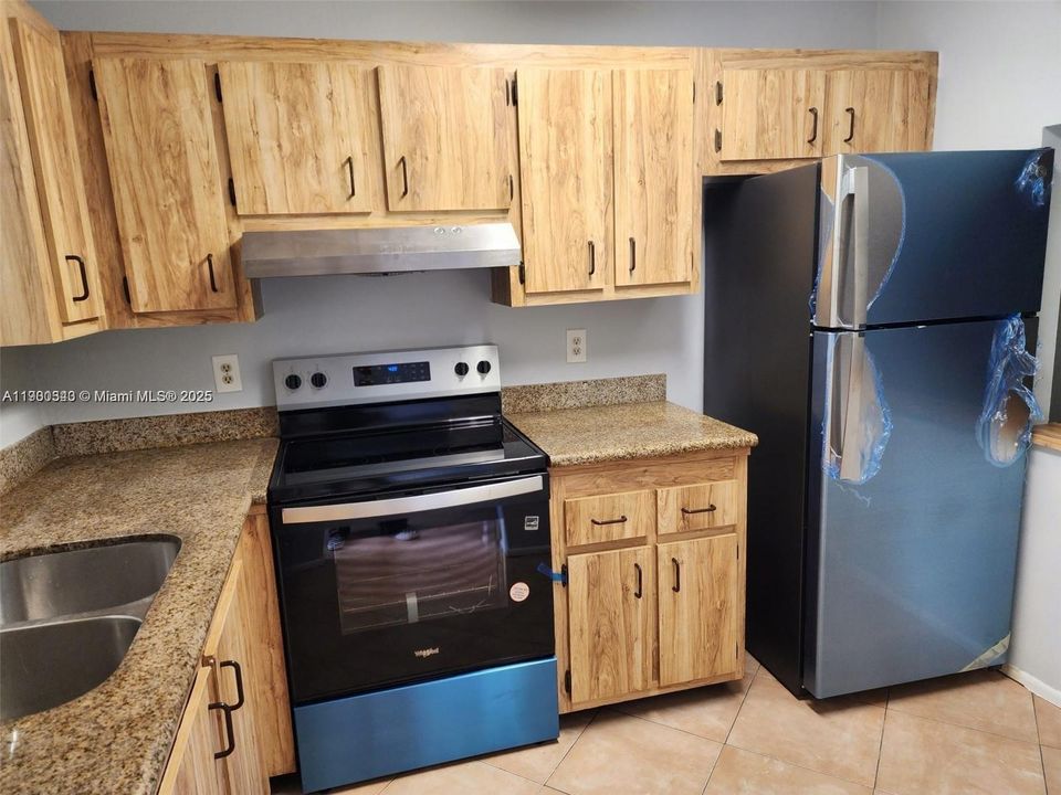 For Rent: $2,000 (2 beds, 2 baths, 775 Square Feet)