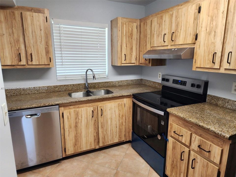 For Rent: $2,000 (2 beds, 2 baths, 775 Square Feet)