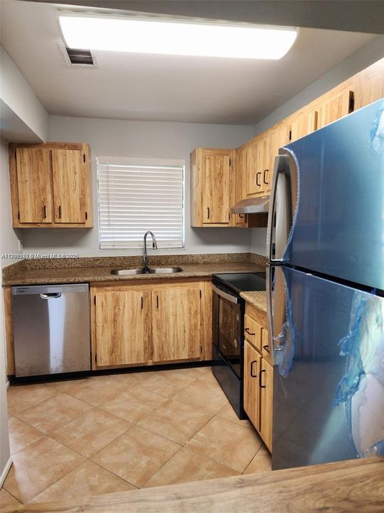 For Rent: $2,000 (2 beds, 2 baths, 775 Square Feet)