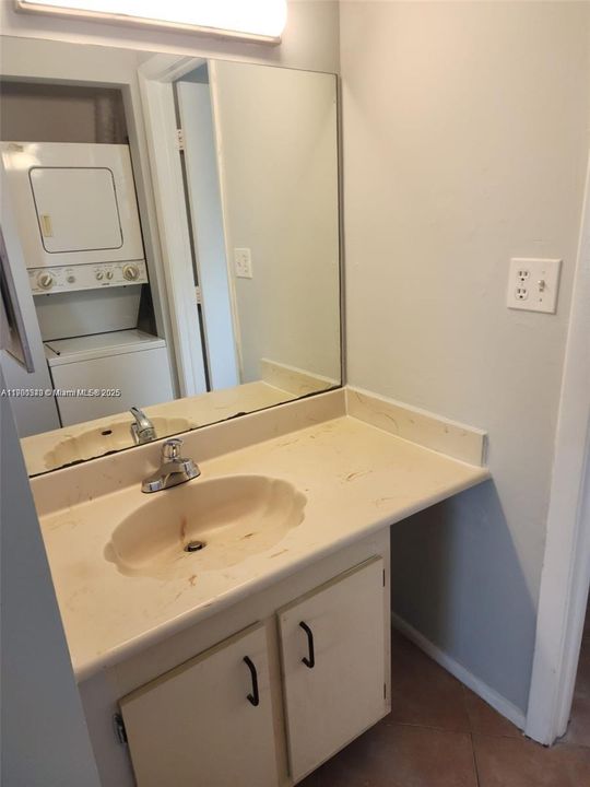 For Rent: $2,000 (2 beds, 2 baths, 775 Square Feet)