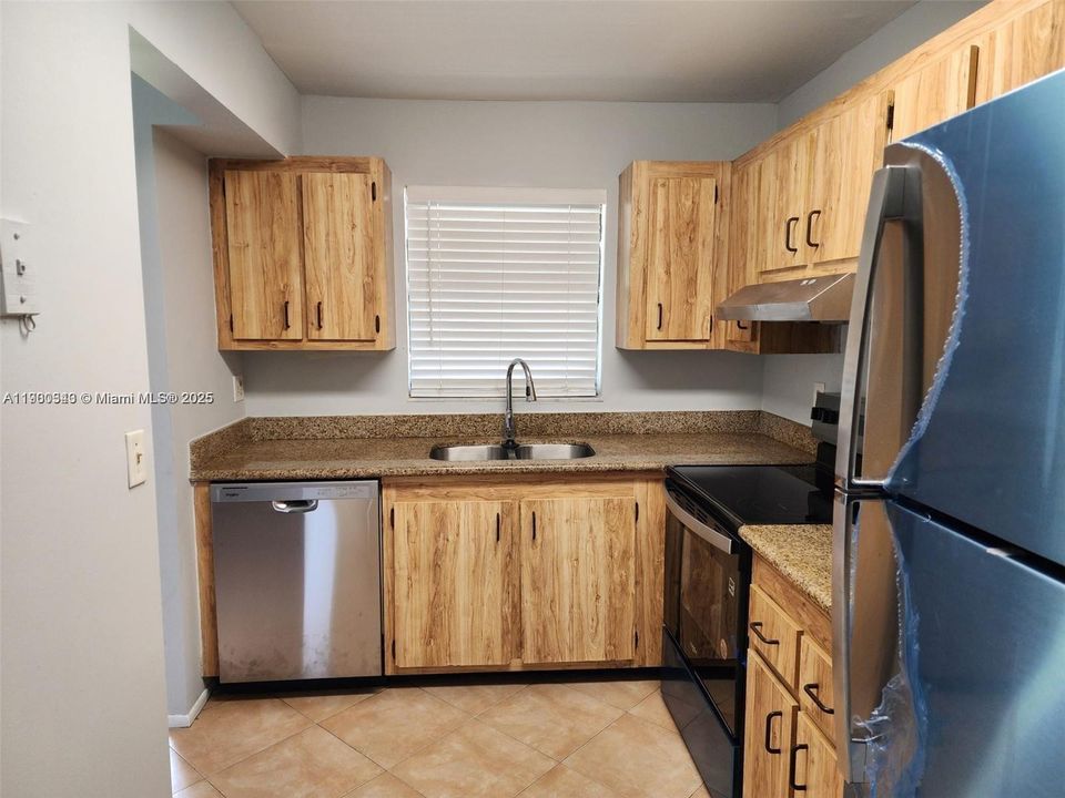 For Rent: $2,000 (2 beds, 2 baths, 775 Square Feet)