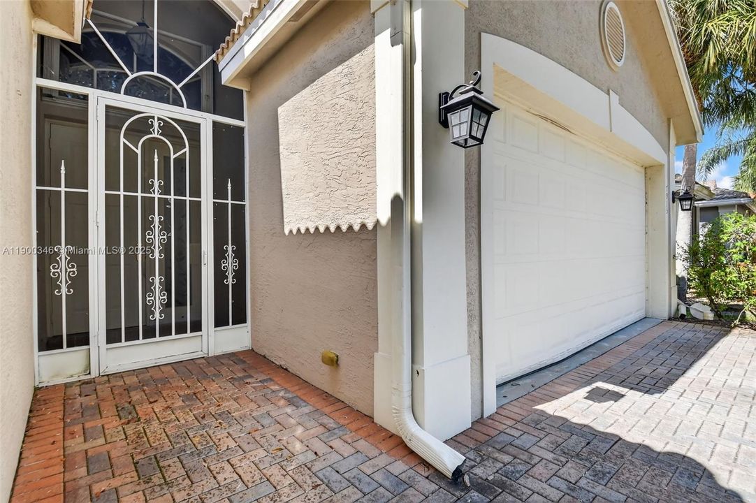 For Sale: $550,000 (3 beds, 2 baths, 2347 Square Feet)