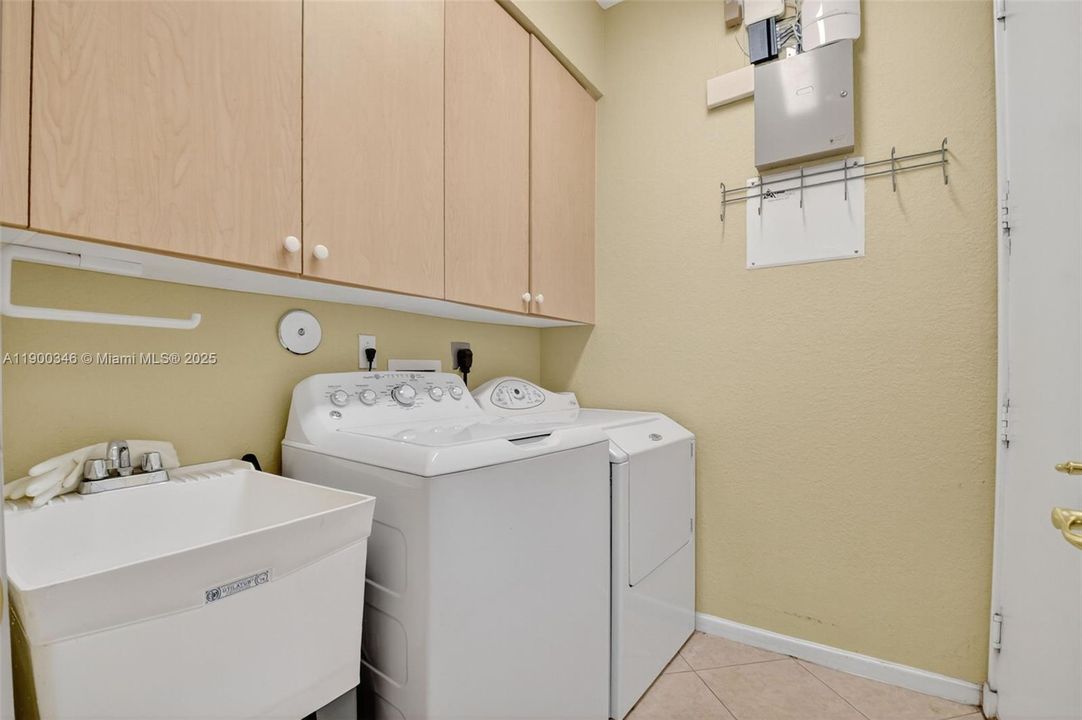 For Sale: $550,000 (3 beds, 2 baths, 2347 Square Feet)