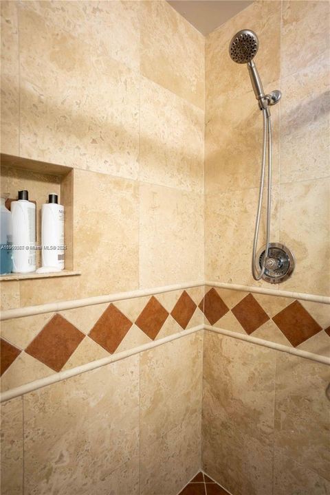 For Rent: $2,400 (3 beds, 2 baths, 950 Square Feet)