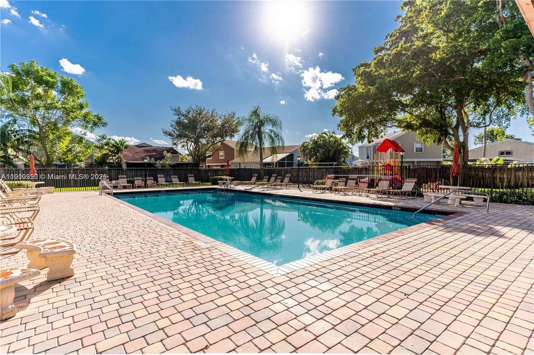 For Rent: $2,400 (3 beds, 2 baths, 950 Square Feet)