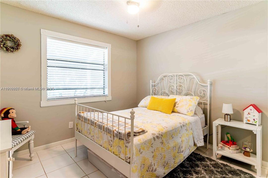 For Rent: $2,400 (3 beds, 2 baths, 950 Square Feet)