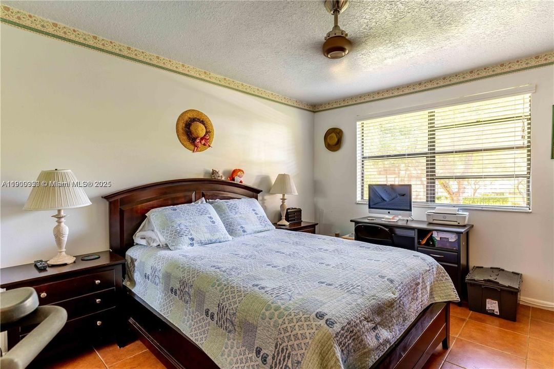 For Rent: $2,400 (3 beds, 2 baths, 950 Square Feet)