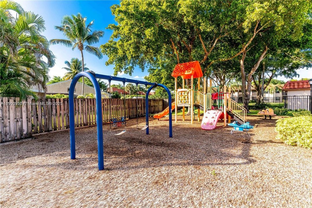 For Rent: $2,400 (3 beds, 2 baths, 950 Square Feet)