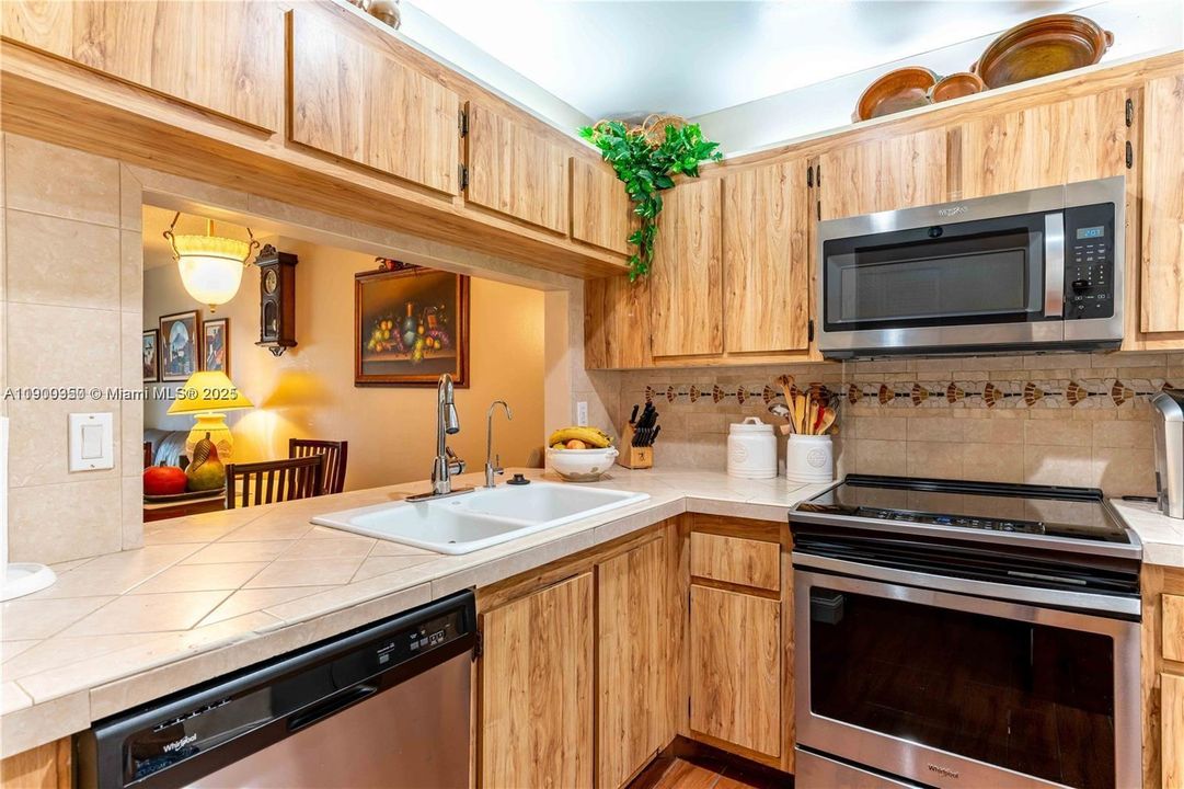 For Rent: $2,400 (3 beds, 2 baths, 950 Square Feet)