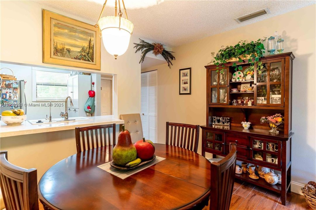 For Rent: $2,400 (3 beds, 2 baths, 950 Square Feet)