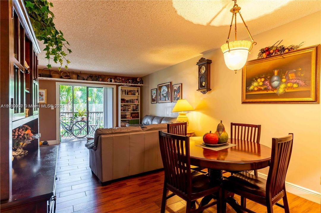 For Rent: $2,400 (3 beds, 2 baths, 950 Square Feet)