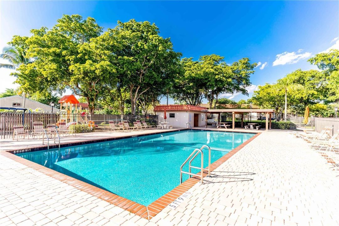 For Rent: $2,400 (3 beds, 2 baths, 950 Square Feet)