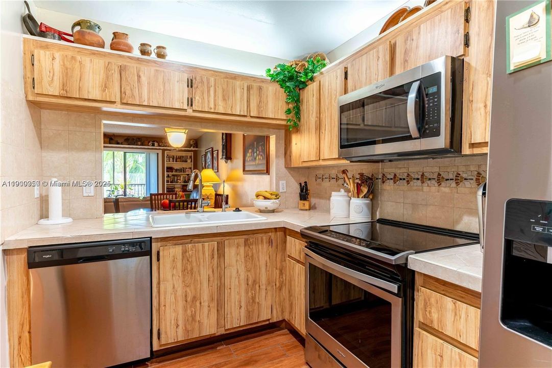 For Rent: $2,400 (3 beds, 2 baths, 950 Square Feet)