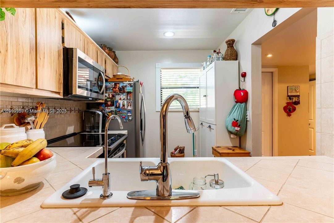 For Rent: $2,400 (3 beds, 2 baths, 950 Square Feet)