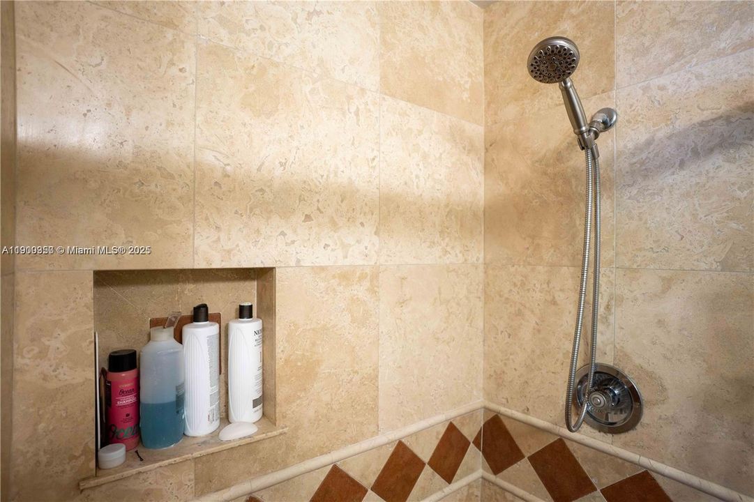 For Rent: $2,400 (3 beds, 2 baths, 950 Square Feet)