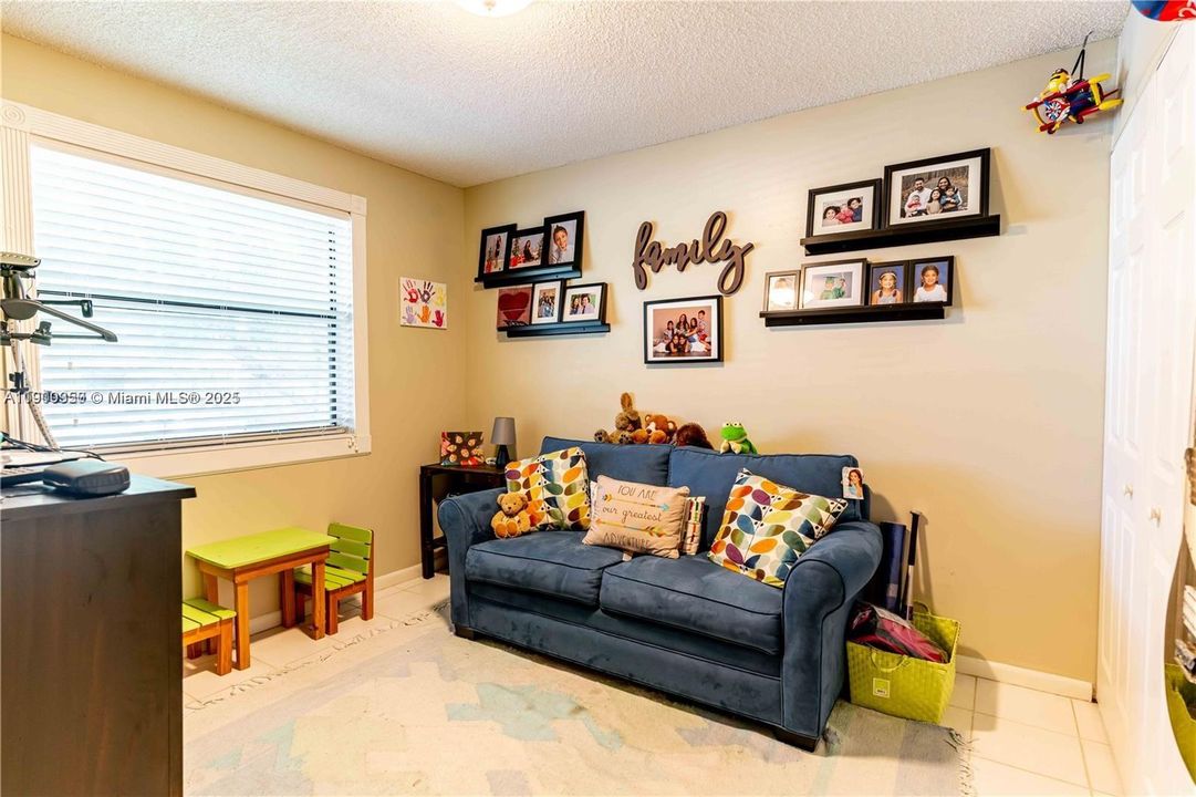 For Rent: $2,400 (3 beds, 2 baths, 950 Square Feet)