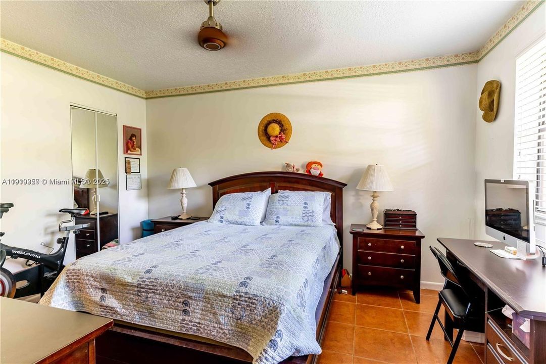 For Rent: $2,400 (3 beds, 2 baths, 950 Square Feet)