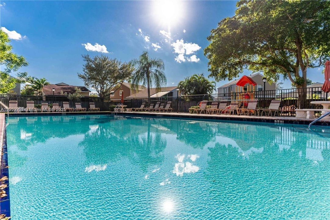 For Rent: $2,400 (3 beds, 2 baths, 950 Square Feet)