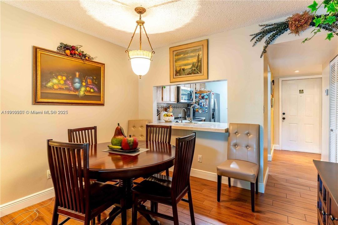 For Rent: $2,400 (3 beds, 2 baths, 950 Square Feet)