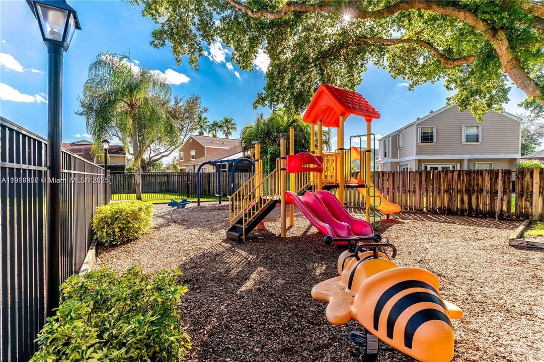 For Rent: $2,400 (3 beds, 2 baths, 950 Square Feet)