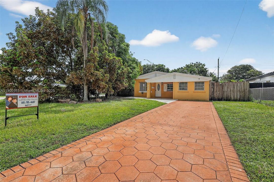 Active With Contract: $4,000 (4 beds, 3 baths, 1276 Square Feet)