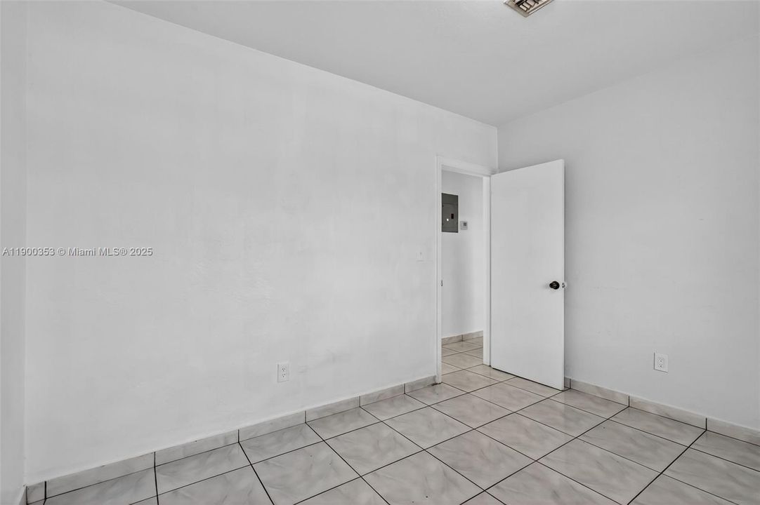 Active With Contract: $4,000 (4 beds, 3 baths, 1276 Square Feet)